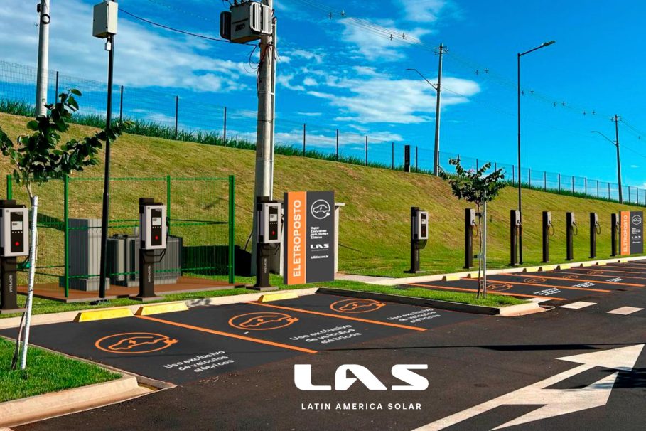 Estação de recarga para carros elétricos com oito vagas sinalizadas e carregadores individuais, operada pela empresa LAS (Latin America Solar).
