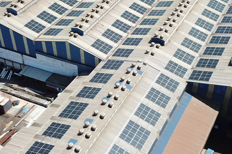 Placas de energia solar em uma empresa Placas de energia solar em uma empresa