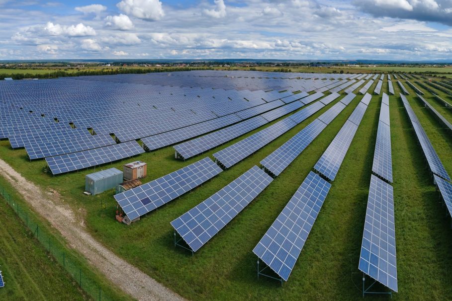 Campo com placas para produção de energia solar